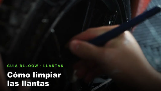 Limpieza de una llanta con pincel de detailing y descontaminante férrico Onyx de BLLOOW