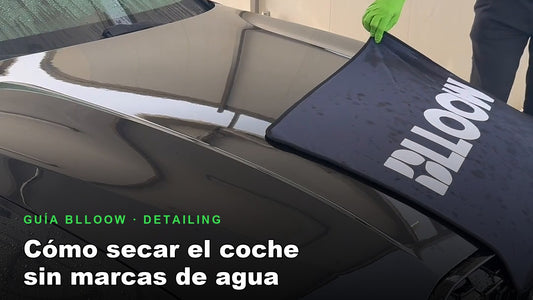 Secar un BMW negro sin marcas de agua con la toalla de secado BLLOOW DryPro 1000